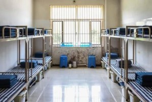 华体会体育-6人通铺！前国足主帅李铁狱中生活曝光，每晚还要值班2小时